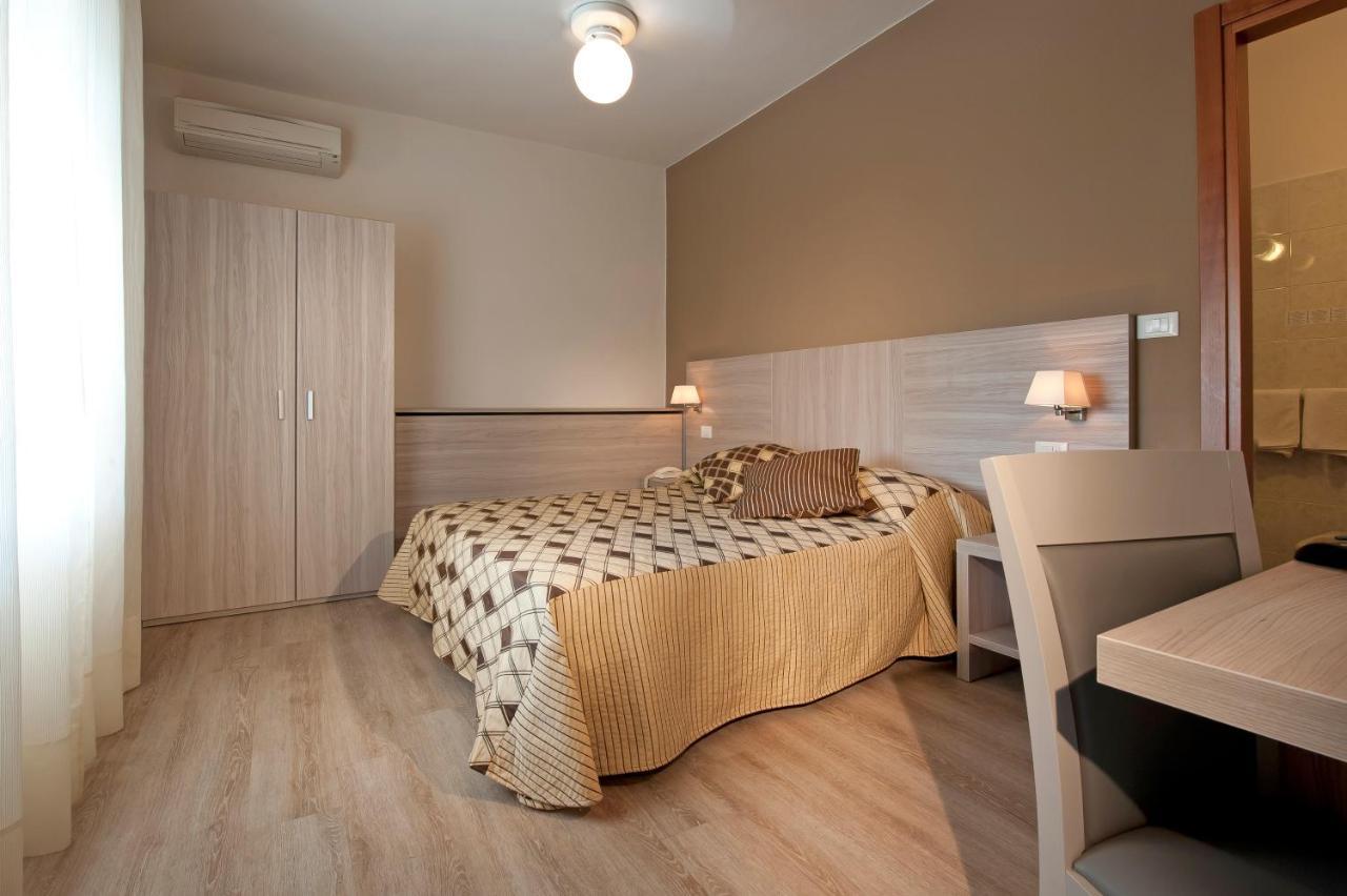Albergo Valentina Пескьера-дель-Гарда Экстерьер фото