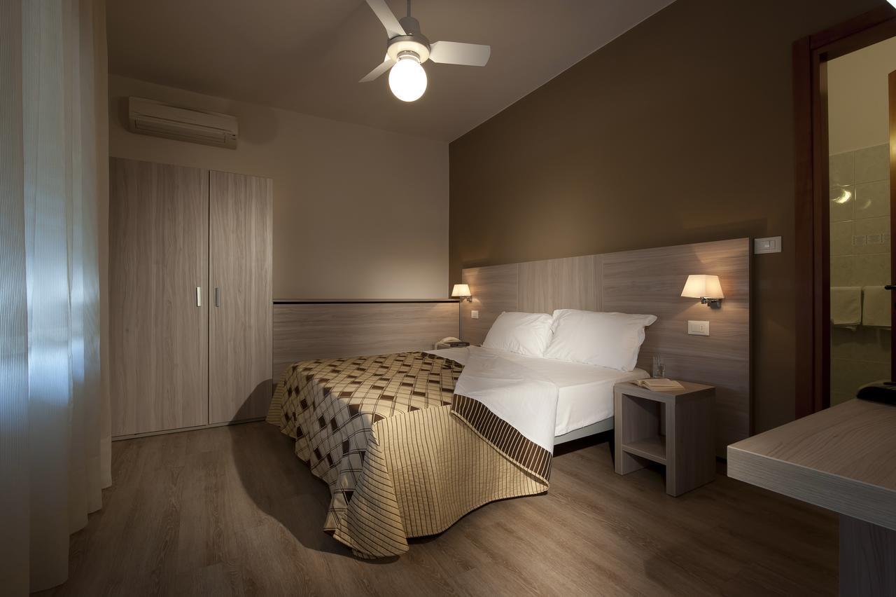 Albergo Valentina Пескьера-дель-Гарда Экстерьер фото